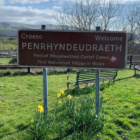 Snowdonia Rock Cottage - Cosy And Pet Friendly Penrhyndeudreath ภายนอก รูปภาพ