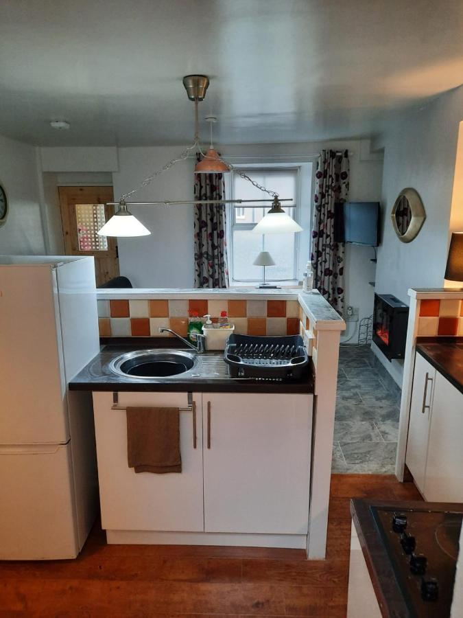 Snowdonia Rock Cottage - Cosy And Pet Friendly Penrhyndeudreath ภายนอก รูปภาพ