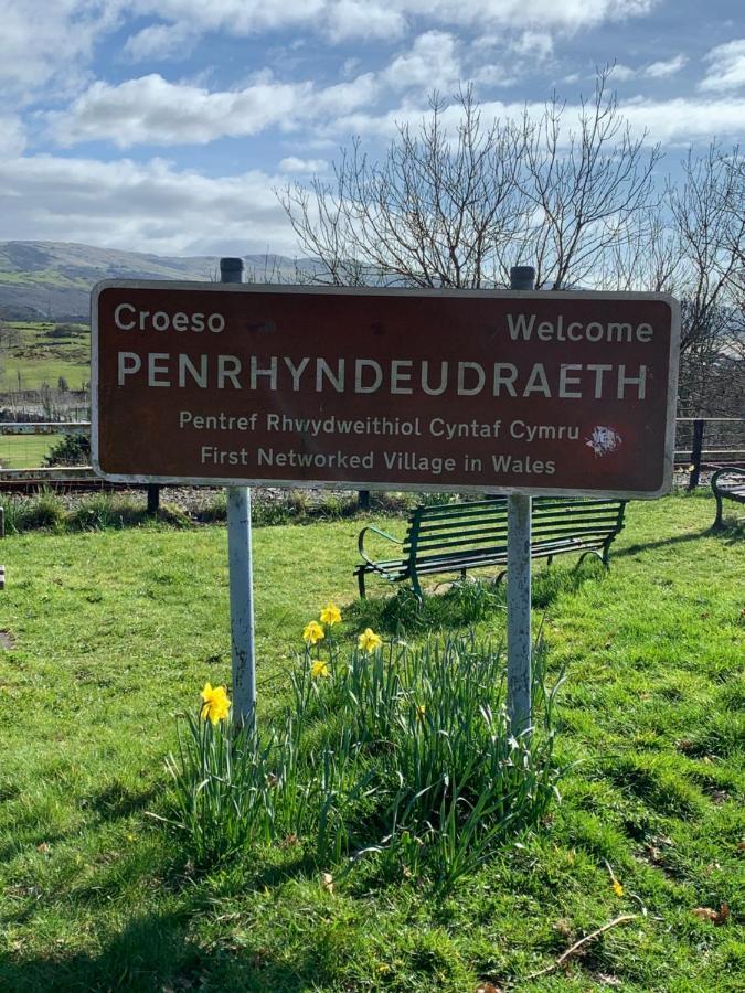 Snowdonia Rock Cottage - Cosy And Pet Friendly Penrhyndeudreath ภายนอก รูปภาพ