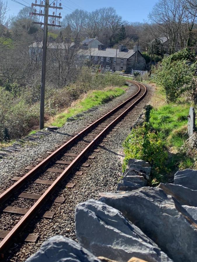 Snowdonia Rock Cottage - Cosy And Pet Friendly Penrhyndeudreath ภายนอก รูปภาพ